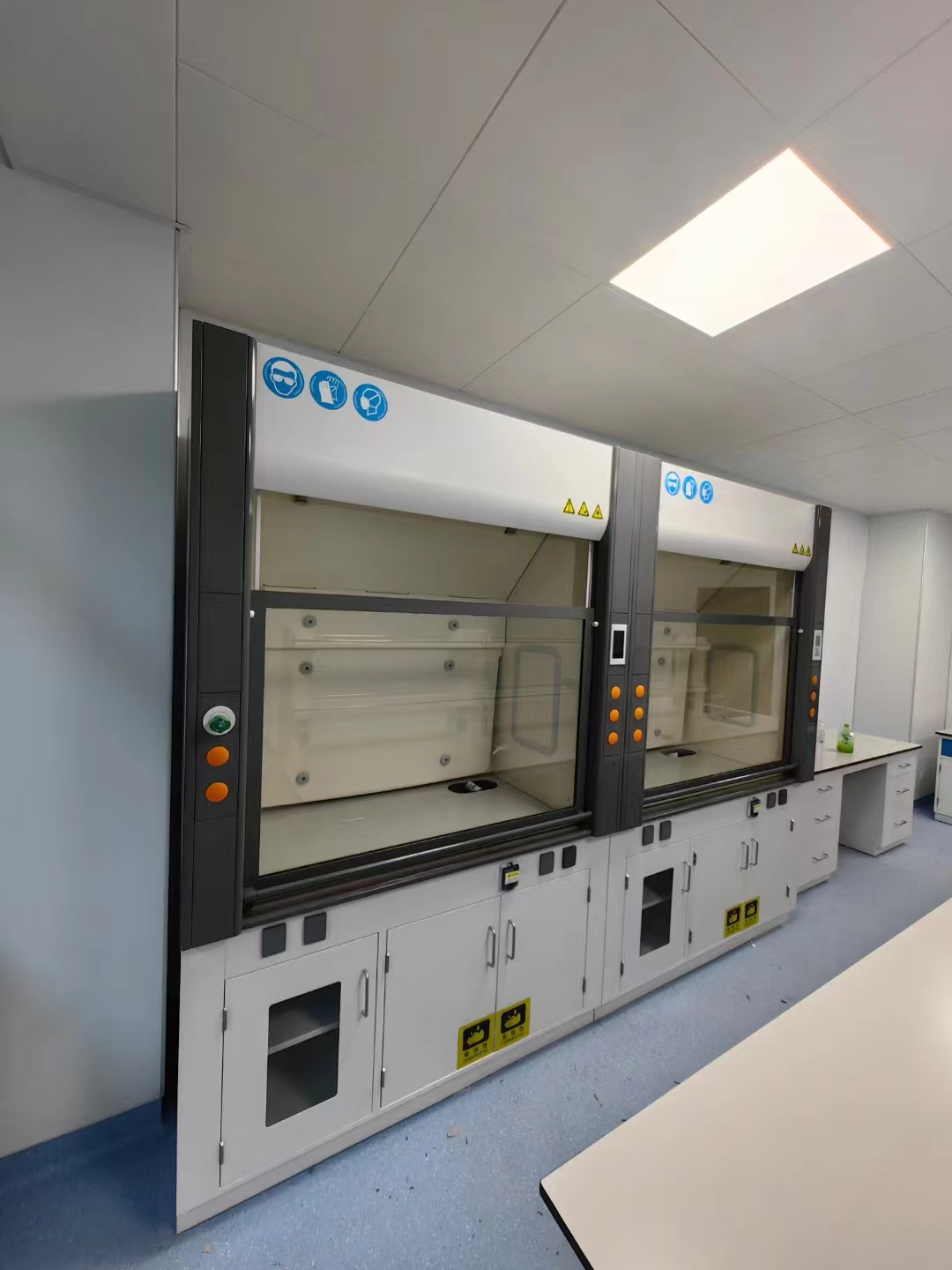 大連通風(fēng)柜是實(shí)驗(yàn)室中重要的安全設(shè)備之一應(yīng)具備哪些標(biāo)準(zhǔn)